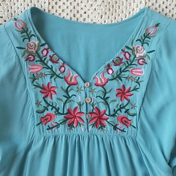 🌺 Embroidered Tunic Top - Picture 4 of 7